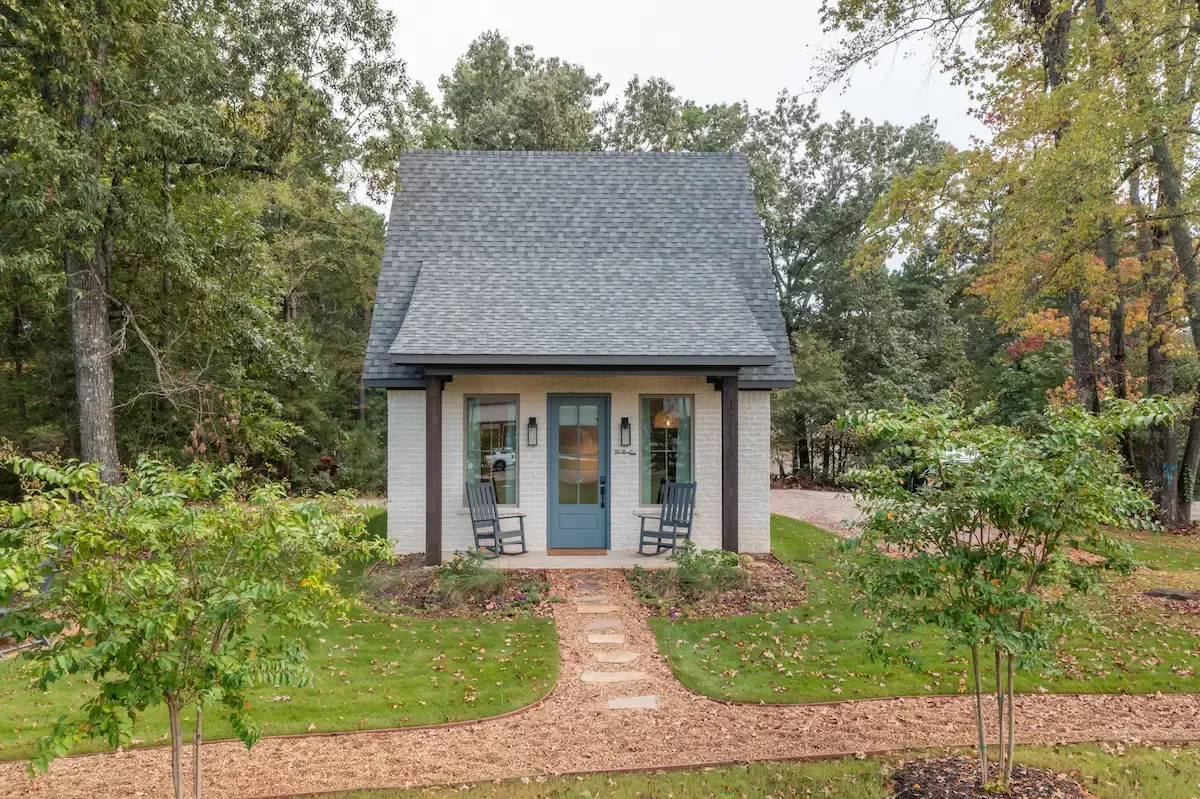 The-front-porch-of-The-Floret-luxury-cottage-for-rent-in-Tyler-Texas